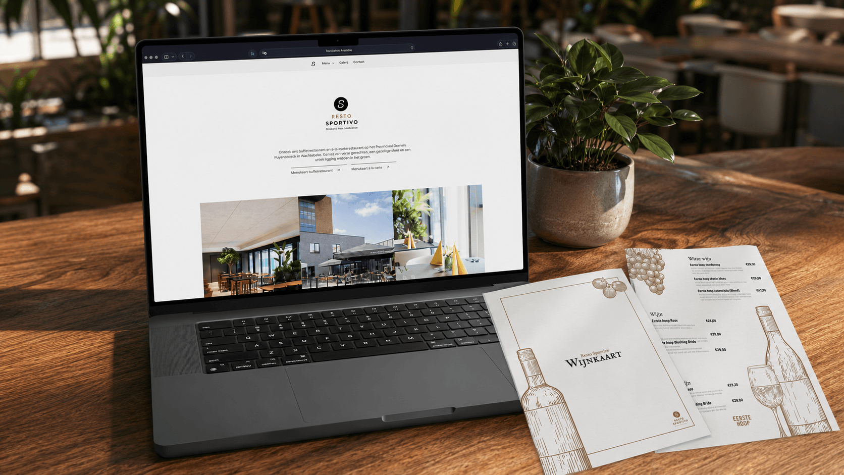 Laptop met website van resto sportivo en menukaarten